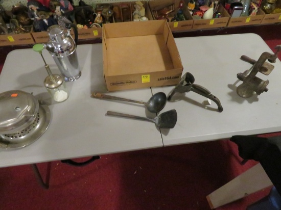 Lot of vintage kitchen items