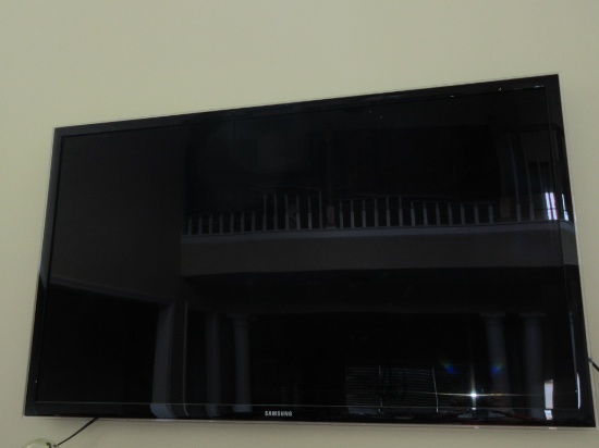 Samsung Flat Screen TV w/ Remote