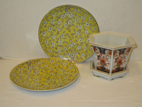 Lot - Assorted Chinese Theme Ceramics