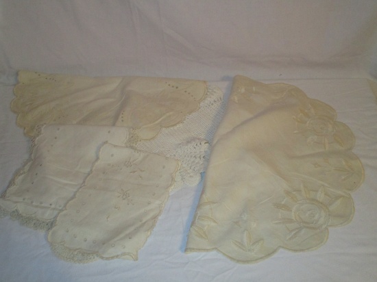 Lot - Hand Embroidered Linen Doilies