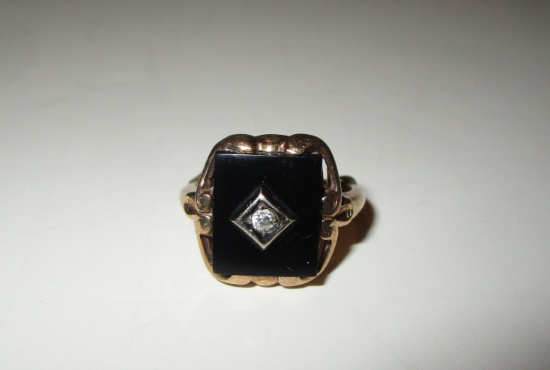 10K Yellow Gold Ladies Rings w/ Diamond Chip in Black Onyx - size 7