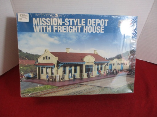 HO Scale Walther's Cornerstone Series Mission Style Depot w/ Freight House