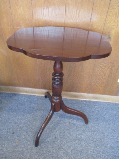 Antique Scalloped Edge Tilt-Top Table