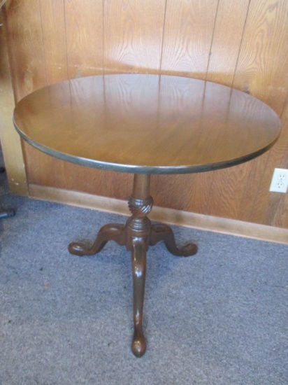 Kittinger Buffalo Tilt-Top 28" Round Table-A