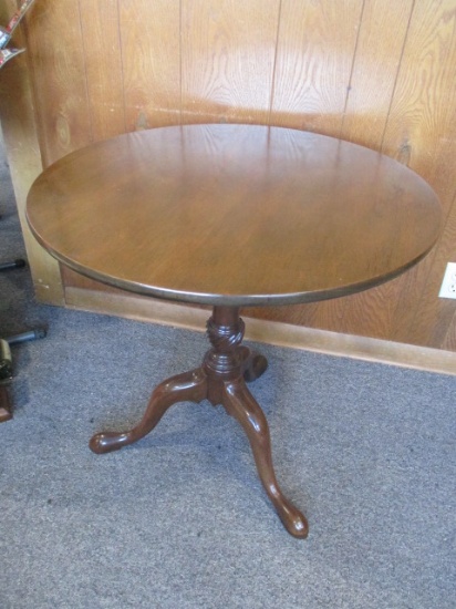 Kittinger Buffalo Tilt-Top 28" Round Table-B