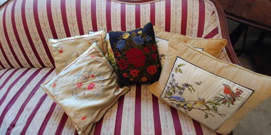 Lot of 9 pillows