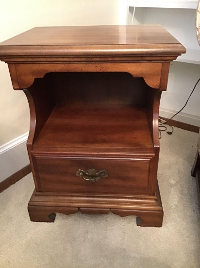 Mahogany finish in table with drawer