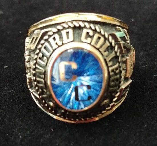 Concord College 10 K YG - 1971 mens class ring - 24.6 grams. Size 8 1/2.