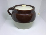 Brown crock pot with lid