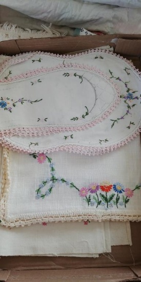 Lot of embroidered linens