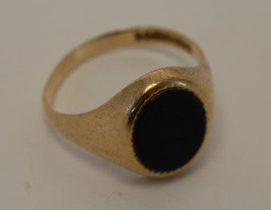 Gents 9ct Gold Ring Set Black Stone gross weight 43 grams