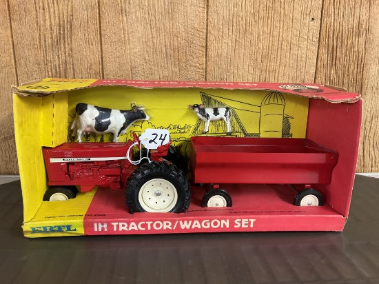 IH Tractor - Wagon Set