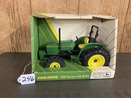 JD 5200 Tractor w/ROPS CE