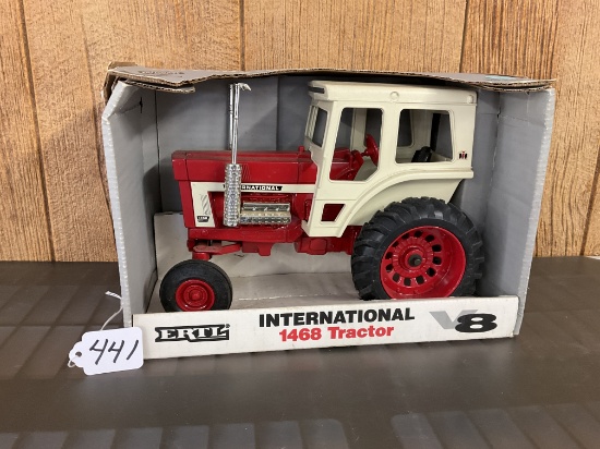 IH 1468 V8 Tractor