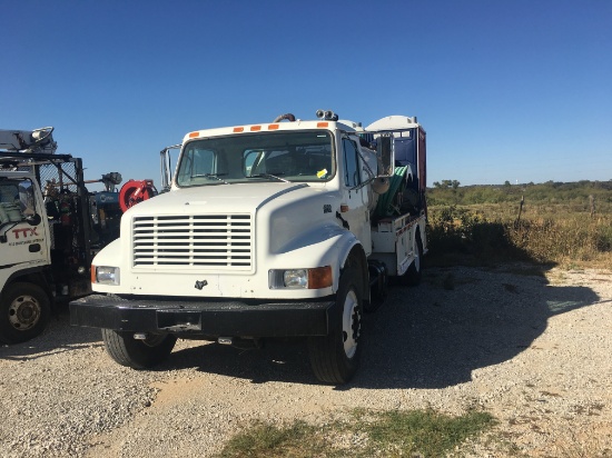 2001 International 4900 S/A Porta Potty Truck