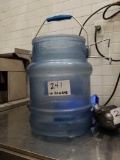 San Jamar Ice Bucket With (11) Scoops