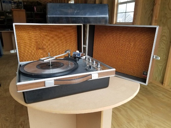 Vintage GE Solid State - All in 1 - Portable Turntable with speakers