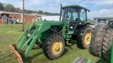 John Deere 2940 MFWD with loader