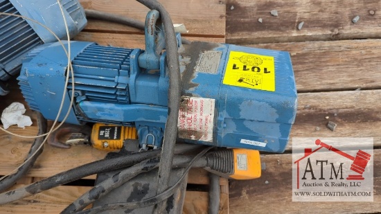 Demac 2200 LB Hoist