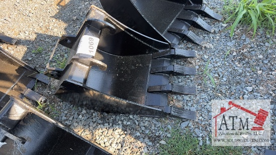18" Bucket W/Teeth