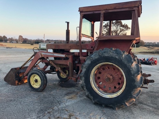 International Harvester 706 W/ Loader
