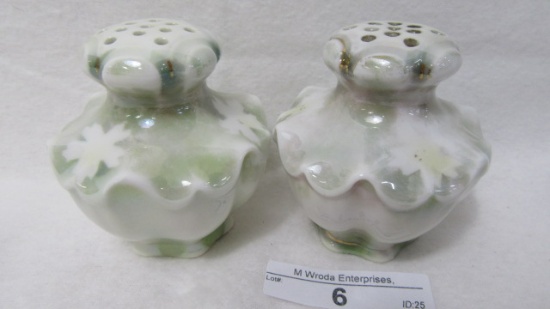 UM RS Prussia Dogwood floral salt & pepper set