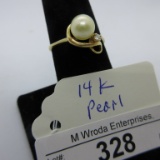 14K gold / Pearl  ring  Size 8.5