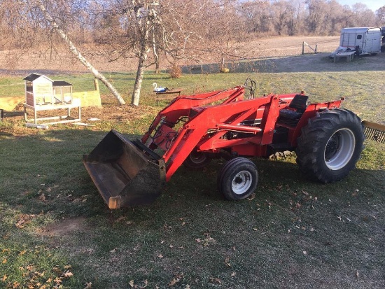 Case IH. 585 Tractor / Loader