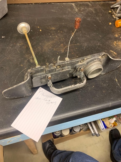 Pressure fuel tank fitting