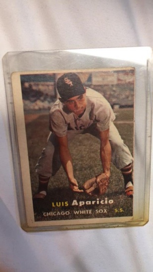 Luis Aparicio 1957 Topps crease in middle