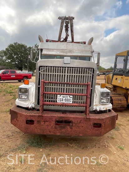 International 9300 T/A Gin Pole Truck