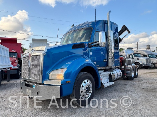 2017 Kenworth T880 T/A Sleeper Truck w/ Crane
