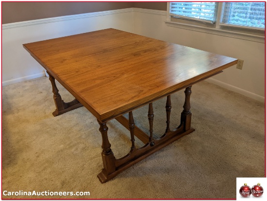 Beautiful Vintage Table w/ 2 Additional Leafs