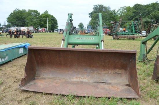 JD 740 loader w/ 7.5' material bucket