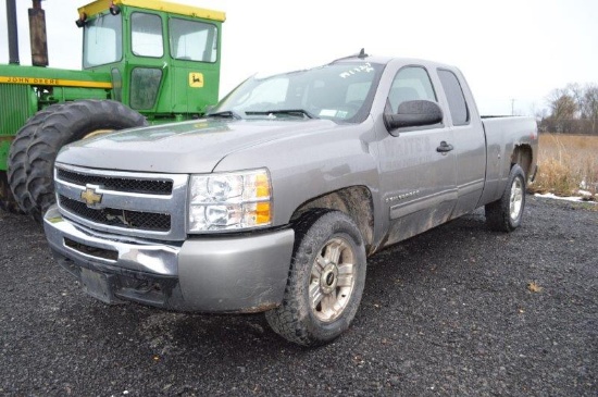 '09 Chevrolet Silverado w/ 221,610 miles, 4wd, extended cab, gas, automatic, tow package, (broken re