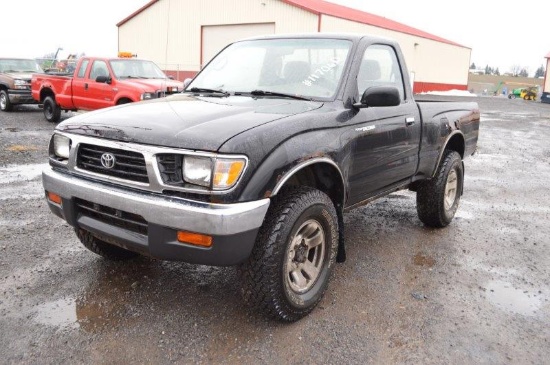 '96 Toyota Tacoma 5 speed pickup,3cyl, manual trans, 4wd, 228,161 miles, gas, (V.I.N.#4TAPM62N7TZ158