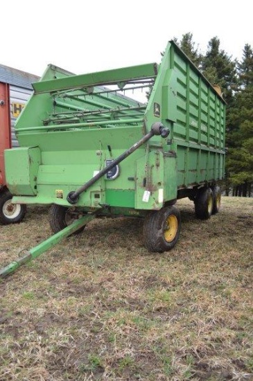 JD 716A Forage wagon, 3 beater,no roof