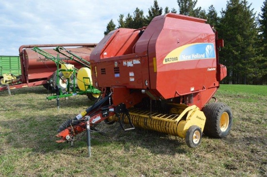 NH BR7060 Round baler w/ net wrap and string tie, crop cutter, extra sweep,