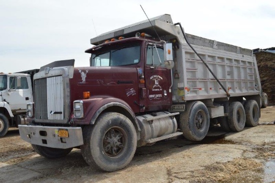 '93 International truck w/ 725,492 miles, 8LL trans, Detroit Series 60 engine, 400 HP, 18' aluminum