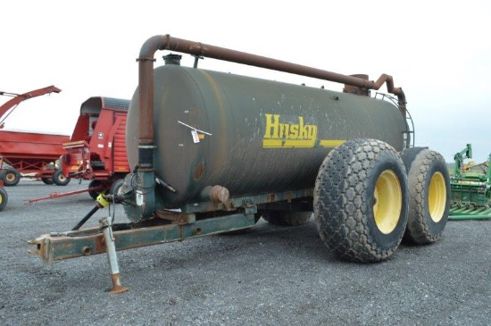 Husky 3800 gallon liquid manure spreader w/ low level discharge, 30.5L-32 tires, tandem axle, vaccum