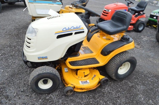 Cub Cadet LT1042 w/ 12 hrs, 42'' deck, gas (brand new!)