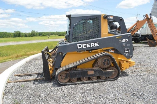 JD 319D skidloader w/ 12" tracks, cad w/ AC & heat, 955 hrs, quick attach, 1 speed, aux hyd, Jensen