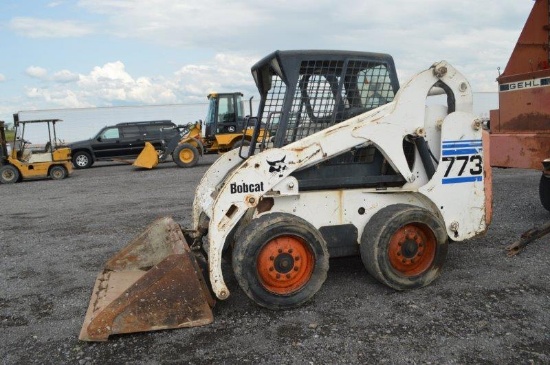 Bobcat 773 skidloader w/ 6,092 hrs, manual quick att, hand controls, AUX hyd, selling w/ 72'' materi