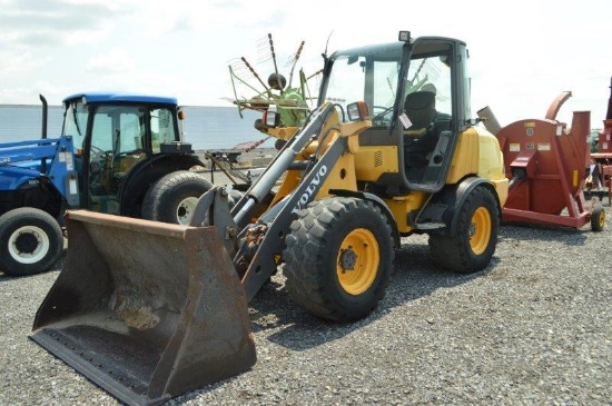 '06 Volvo L20 wheel loader w/ 8,976 hrs,, universal quick att, heat/AC, selling w/ 1.5 yd material b