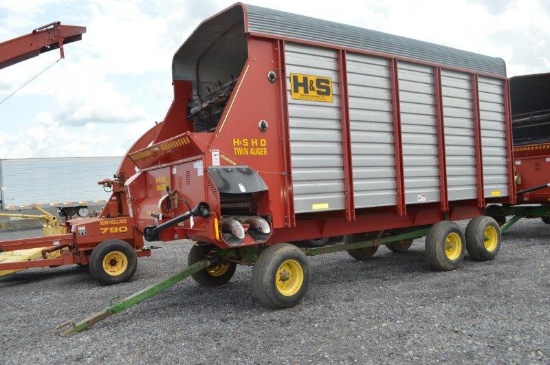 '05 H&S H D twin auger forage wagon w/ JD 1275 heavy duty running gear, 3 beater, tandam axle