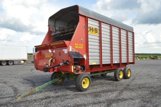 '05 H&S H D twin auger forage wagon w/ JD 1275 heavy duty runnung gear, 3 beater, tandem axle