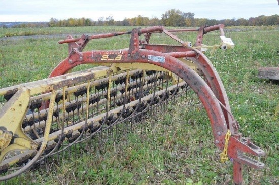 NH 258 Rolla-bar hay rake w/ rubber teeth