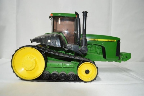 JD 9400T tractor on tracks