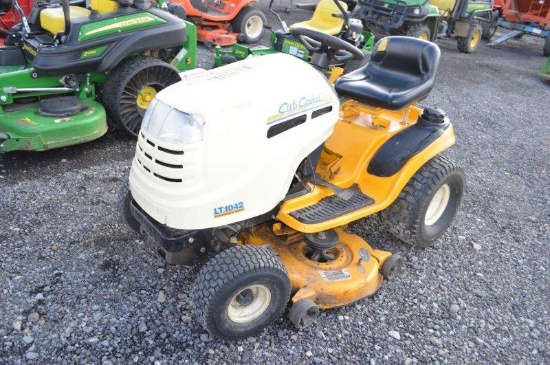 Cub Cadet LT 1042 lawn mower w/ 230 hrs, Cyclocut 42" deck, 5 spd hydro, (runs & drives but deck nee