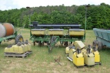 JD 7200 Maximerge2 6 row planter w/ Unverferth cross auger, row cleaners, finger pick-up, 3 bu. & 1.